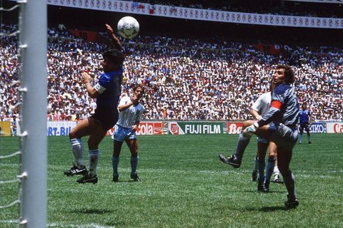 Diego Maradona erzielt per Hand einen Treffer für Argentinien