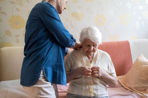 Was gibt es zu beachten wenn man mit den eigenen Eltern über das Thema Pflege sprechen möchte? Eine Expertin gibt Tipps 