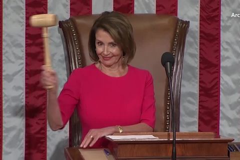 Video: Einflussreiche US-Demokratin Nancy Pelosi tritt ins Glied zurück