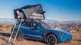 Porsche Taycan mit Dachzelt und ungebetenem Passagier
