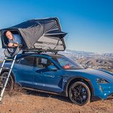 Porsche Taycan mit Dachzelt und ungebetenem Passagier