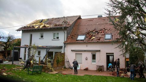 Beschädigte Hausdächer nach einem Tornado