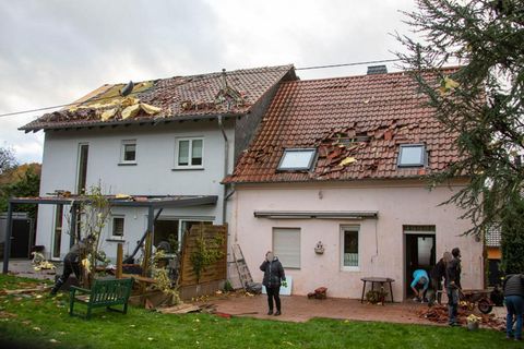 Beschädigte Hausdächer nach einem Tornado