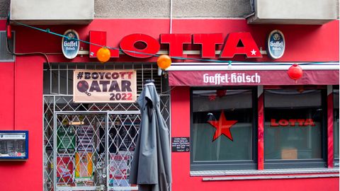 "#Boycott Qatar 2022" steht über der Kneipe "Lotta" in der Kölner Südstadt