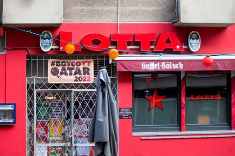 "#Boycott Qatar 2022" steht über der Kneipe "Lotta" in der Kölner Südstadt