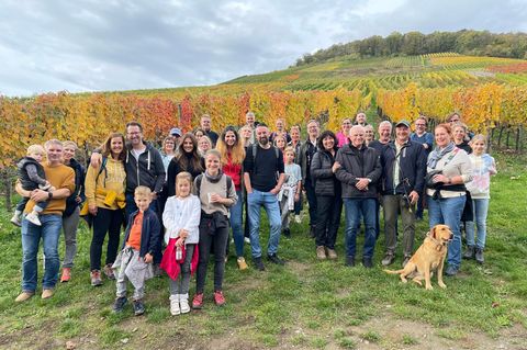 Nach der Wanderung posiert die Gruppe vor einem Feld