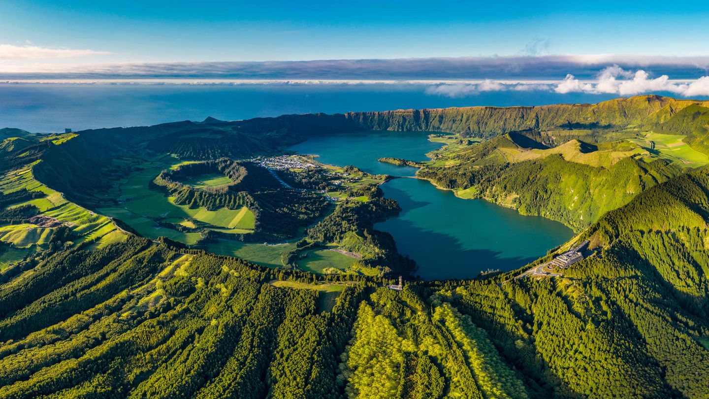 Blick auf die Landschaft der portugiesischen Azoren.