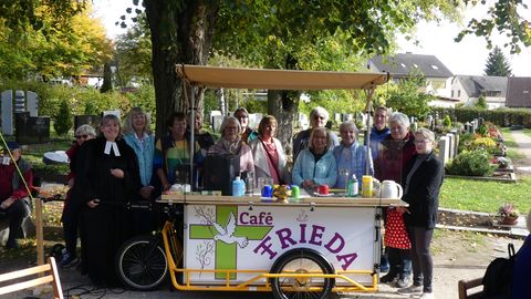 Das mobile Friedhofcafé Frieda kommt sehr gut an