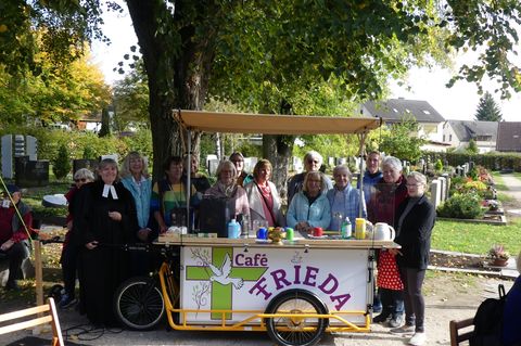 Das mobile Friedhofcafé Frieda kommt sehr gut an