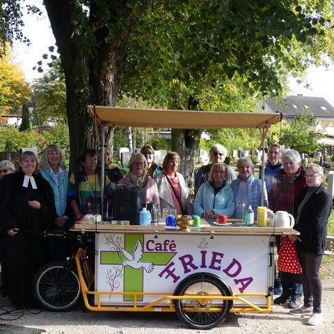 Das mobile Friedhofcafé Frieda kommt sehr gut an