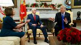 Ein Blick ins Weiße Haus unter Trumps Regentschaft. Nancy Pelosi hat mit ihren Demokraten in den Midterms 2018 gerade die Kontrolle über das Repräsentantenhaus zurückerlangt. Sie und der republikanische Minderheitsführer Chuck Schumer kommen im Oval Office zu einem im TV übertragenen Meeting zusammen, das schnell in eine hitzige Diskussion ausartet. "Mr. President", donnert Pelosi schließlich, als Trump wiederholt versucht, sie zu unterbrechen. "Unterschätzen Sie bitte nicht meine Kraft."
