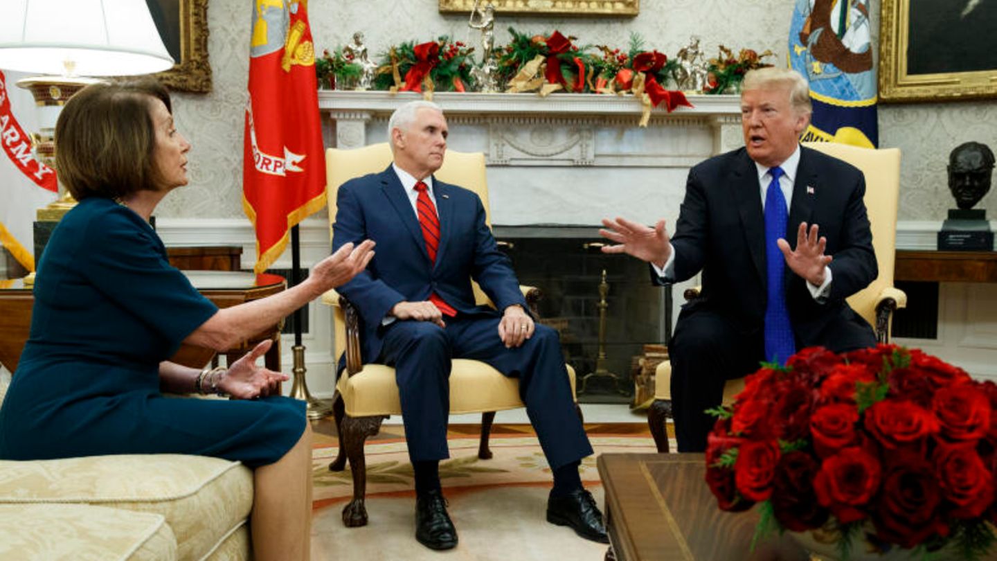 Showdown im Weißen Haus Ein Blick ins Weiße Haus unter Trumps Regentschaft. Nancy Pelosi hat mit ihren Demokraten in den Midterms 2018 gerade die Kontrolle über das Repräsentantenhaus zurückerlangt. Sie und der republikanische Minderheitsführer Chuck Schumer kommen im Oval Office zu einem im TV übertragenen Meeting zusammen, das schnell in eine hitzige Diskussion ausartet. "Mr. President", donnert Pelosi schließlich, als Trump wiederholt versucht, sie zu unterbrechen. "Unterschätzen Sie bitte nicht meine Kraft."
