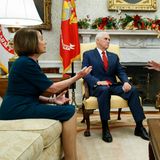 Ein Blick ins Weiße Haus unter Trumps Regentschaft. Nancy Pelosi hat mit ihren Demokraten in den Midterms 2018 gerade die Kontrolle über das Repräsentantenhaus zurückerlangt. Sie und der republikanische Minderheitsführer Chuck Schumer kommen im Oval Office zu einem im TV übertragenen Meeting zusammen, das schnell in eine hitzige Diskussion ausartet. "Mr. President", donnert Pelosi schließlich, als Trump wiederholt versucht, sie zu unterbrechen. "Unterschätzen Sie bitte nicht meine Kraft."