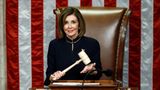 Nancy Pelosi – alias Madam Speaker – schwingt während der Abstimmung über die Eröffnung des Amtsenthebungsverfahrens gegen Präsident Trump den Hammer. Nachdem die Sprecherin sich zunächst gegen die parteiinternen Rufen nach einem Impeachmentprozess ausgesprochen hat, leitet sie im September 2019 eine offizielle Untersuchung zur Amtsenthebung des Präsidenten ein. Dieser hatte zuvor eingeräumt, den ukrainischen Präsidenten darum gebeten zu haben, Ermittlungen gegen Joe Biden aufzunehmen. Trump wurde später freigesprochen.