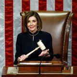 Nancy Pelosi – alias Madam Speaker – schwingt während der Abstimmung über die Eröffnung des Amtsenthebungsverfahrens gegen Präsident Trump den Hammer. Nachdem die Sprecherin sich zunächst gegen die parteiinternen Rufen nach einem Impeachmentprozess ausgesprochen hat, leitet sie im September 2019 eine offizielle Untersuchung zur Amtsenthebung des Präsidenten ein. Dieser hatte zuvor eingeräumt, den ukrainischen Präsidenten darum gebeten zu haben, Ermittlungen gegen Joe Biden aufzunehmen. Trump wurde später freigesprochen.