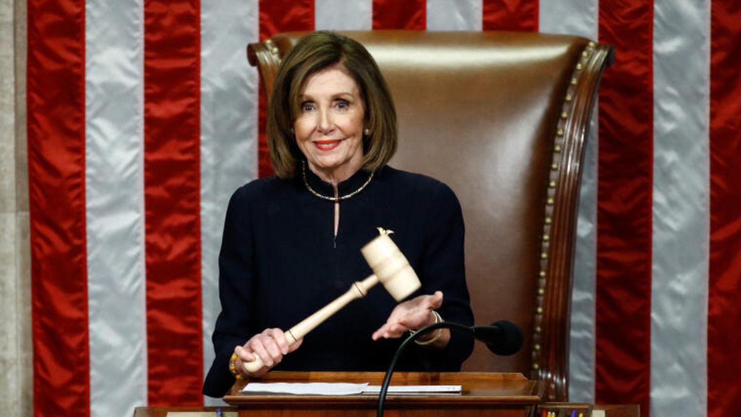 Schlag gegen Trump Nancy Pelosi – alias Madam Speaker – schwingt während der Abstimmung über die Eröffnung des Amtsenthebungsverfahrens gegen Präsident Trump den Hammer. Nachdem die Sprecherin sich zunächst gegen die parteiinternen Rufen nach einem Impeachmentprozess ausgesprochen hat, leitet sie im September 2019 eine offizielle Untersuchung zur Amtsenthebung des Präsidenten ein. Dieser hatte zuvor eingeräumt, den ukrainischen Präsidenten darum gebeten zu haben, Ermittlungen gegen Joe Biden aufzunehmen. Trump wurde später freigesprochen.