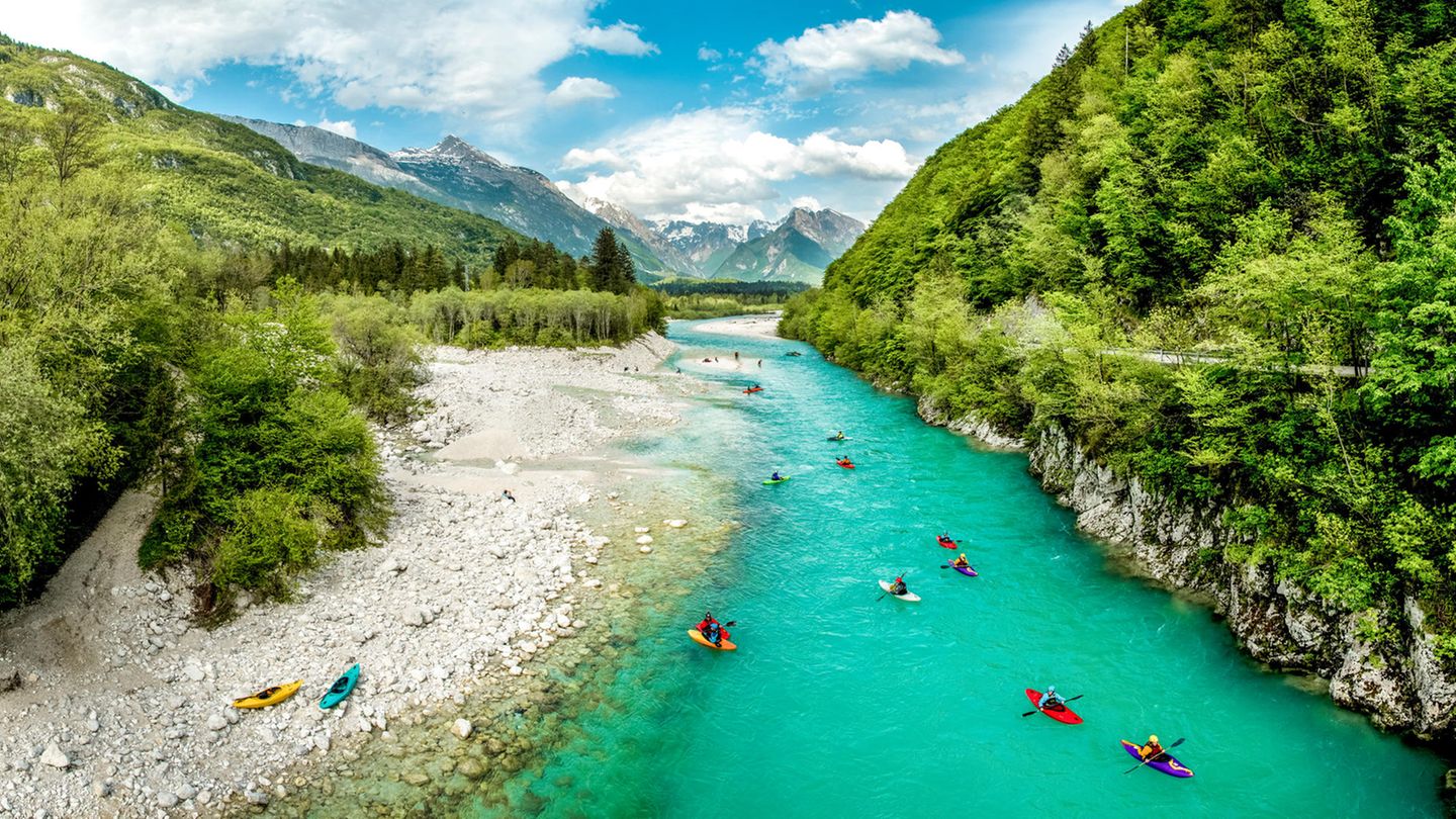 Blick auf Kajak-Fahrer auf dem Fluss Soča in Slowenien.  Blick auf Kajak-Fahrer auf dem Fluss Soča in Slowenien.