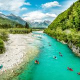Blick auf Kajak-Fahrer auf dem Fluss Soča in Slowenien.