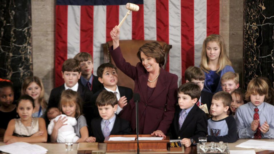 Am 3. Januar 2007 übernimmt Nancy Pelosi als erste Frau den Vorsitz des Repräsentantenhauses – und schreibt damit Geschichte. Von Beginn an betont die fünffache Mutter, dass ihr kein Thema so sehr am Herzen liegt, wie die Sicherung des Wohlergehens der Kinder. Um das zu unterstreichen, lädt sie zu ihrer Verteidigungszeremonie die Kinder und Enkelkinder aller Kongressabgeordneten ein. Eine Geste, die sie 2019 wiederholt, als sie zum zweiten Mal zur "Madam Speaker" gewählt wird.