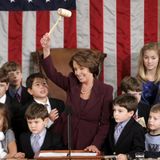 Am 3. Januar 2007 übernimmt Nancy Pelosi als erste Frau den Vorsitz des Repräsentantenhauses – und schreibt damit Geschichte. Von Beginn an betont die fünffache Mutter, dass ihr kein Thema so sehr am Herzen liegt, wie die Sicherung des Wohlergehens der Kinder. Um das zu unterstreichen, lädt sie zu ihrer Verteidigungszeremonie die Kinder und Enkelkinder aller Kongressabgeordneten ein. Eine Geste, die sie 2019 wiederholt, als sie zum zweiten Mal zur "Madam Speaker" gewählt wird.