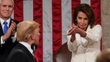 Bei Trumps erster Rede zur Lage der Nation vor dem Kongress, stiehlt Pelosi ihm mit ihrem Klatschen die Show. Als der Präsident dazu aufruft, die "Politik der Rache" zu beenden, applaudiert Pelosi auf eine spöttische Art und Weise – die im Netz viral geht. Später sagt sie, dass sie die Geste gar nicht "sarkastisch" gemeint habe und seine Botschaft sogar begrüße. Doch da ist der Moment längst zum Meme geworden.