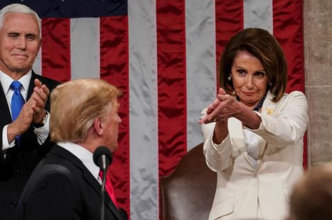 Bei Trumps erster Rede zur Lage der Nation vor dem Kongress, stiehlt Pelosi ihm mit ihrem Klatschen die Show. Als der Präsident dazu aufruft, die "Politik der Rache" zu beenden, applaudiert Pelosi auf eine spöttische Art und Weise – die im Netz viral geht. Später sagt sie, dass sie die Geste gar nicht "sarkastisch" gemeint habe und seine Botschaft sogar begrüße. Doch da ist der Moment längst zum Meme geworden.