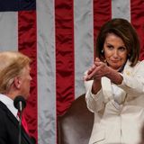 Bei Trumps erster Rede zur Lage der Nation vor dem Kongress, stiehlt Pelosi ihm mit ihrem Klatschen die Show. Als der Präsident dazu aufruft, die "Politik der Rache" zu beenden, applaudiert Pelosi auf eine spöttische Art und Weise – die im Netz viral geht. Später sagt sie, dass sie die Geste gar nicht "sarkastisch" gemeint habe und seine Botschaft sogar begrüße. Doch da ist der Moment längst zum Meme geworden.