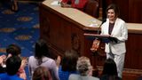 Es herrscht eine emotionale Stimmung als Nancy Pelosi nach mehr als 20 Jahren die Fraktionsführung im Repräsentantenhaus abgibt. "Für mich ist der Zeitpunkt gekommen, dass eine neue Generation die demokratische Fraktion führt, die ich so sehr respektiere", sagt Pelosi, während einige ihrer Kollegen sich die Tränen aus den Augen wischen. Sie werde deswegen nicht zu einer Wiederwahl für eine Führungsposition antreten, aber Abgeordnete bleiben, erklärt die 82-Jährige.