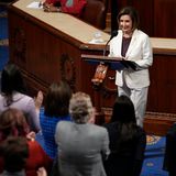 Es herrscht eine emotionale Stimmung als Nancy Pelosi nach mehr als 20 Jahren die Fraktionsführung im Repräsentantenhaus abgibt. "Für mich ist der Zeitpunkt gekommen, dass eine neue Generation die demokratische Fraktion führt, die ich so sehr respektiere", sagt Pelosi, während einige ihrer Kollegen sich die Tränen aus den Augen wischen. Sie werde deswegen nicht zu einer Wiederwahl für eine Führungsposition antreten, aber Abgeordnete bleiben, erklärt die 82-Jährige.