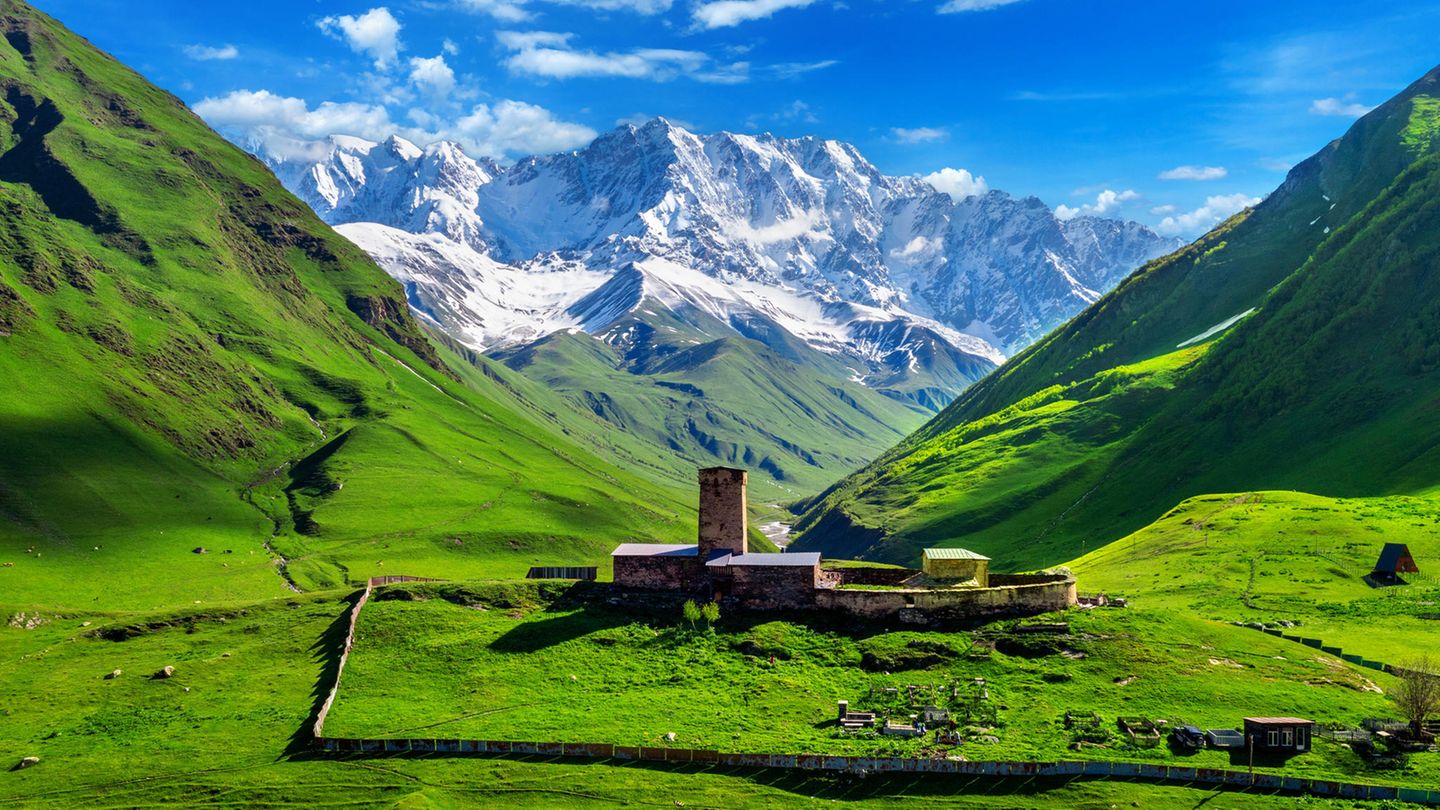 Die Lamaria Kirche Jgrag im georgischen Bergdorf Ushguli.