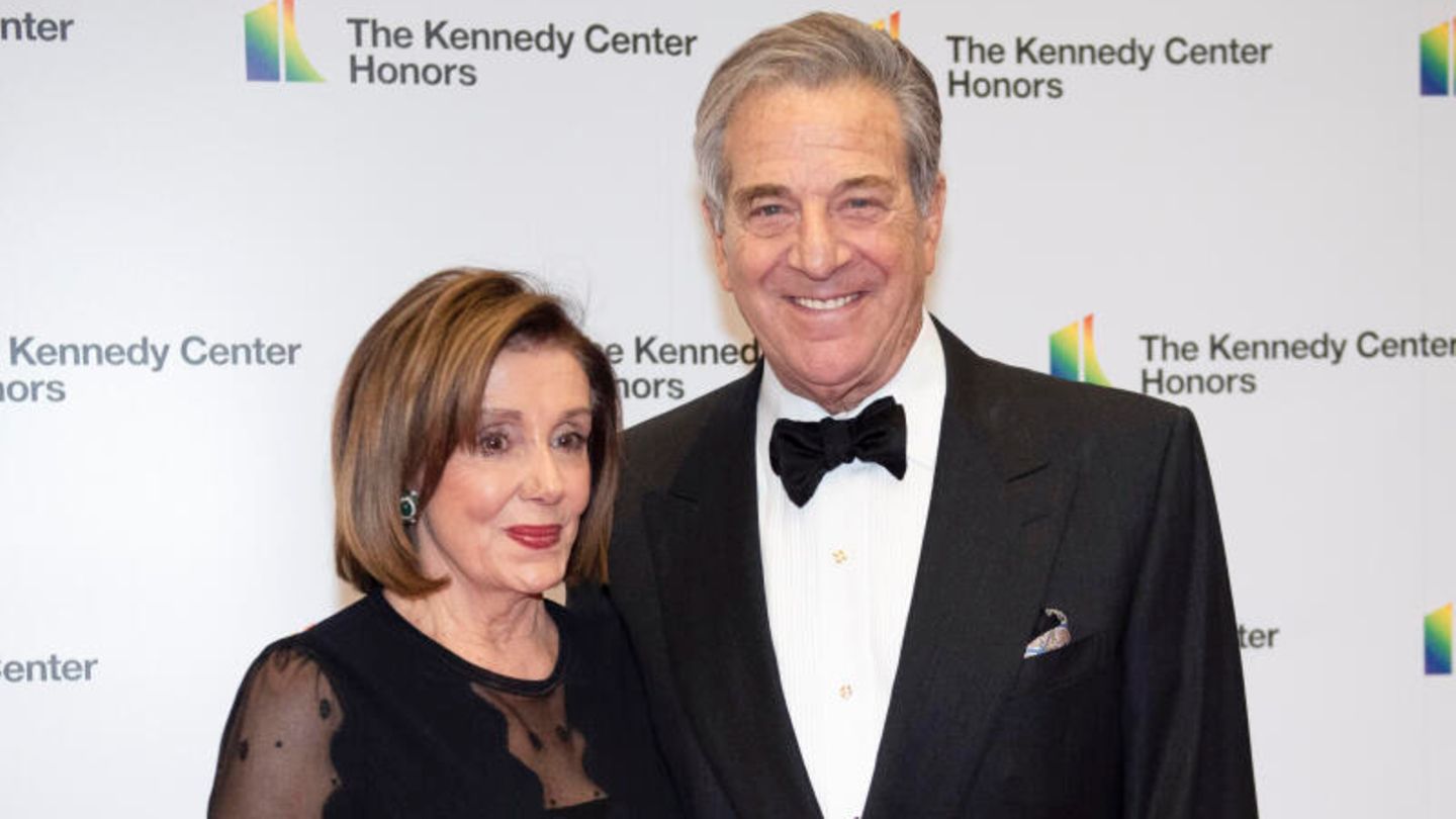 Hassfigur der Rechten Je weiter Nancy Pelosi die politische Karriereleiter hinaufklettert, desto stärker wurde der Gegenwind von Rechts. In dutzenden Wahlwerbespots wird sie von Republikanern – im wahrsten Sinne des Wortes – ins Fadenkreuz genommen, Trump verbreitet den Spitznamen "Crazy Nancy" und beim Sturm aufs Kapitol wird die Demokratin gar als Jagdtrophäe ausgerufen. Welche Folgen der Hass haben kann, wird bei dem brutalen Angriff auf Pelosis Ehemann Paul im Oktober sichtbar. Der Angreifer, der den 82-Jährigen im Haus des Paares mit einem Hammer schwer verletzte, hatte es auf Nancy Pelosi abgesehen.