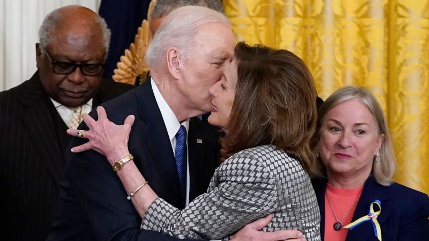 Partner im Kampf für Demokratie Wie auch mit seinem demokratischen Vorgänger, pflegt Nancy Pelosi mit Präsident Joe Biden eine enge Partnerschaft. Das Duo verbindet nach der Wahl 2020 ihre Sorge um die Demokratie und das Bestreben, überparteiliche Kompromisse zu schließen. Nach ihrer Abschiedsrede bezeichnet Biden Pelosi als "die wichtigste Vorsitzende des Repräsentantenhauses der Geschichte". Als erste Frau an der Spitze der Kongresskammer habe sie Geschichte geschrieben und sich stets als "entschiedene Verteidigerin der Demokratie" verdient gemacht.