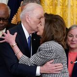 Wie auch mit seinem demokratischen Vorgänger, pflegt Nancy Pelosi mit Präsident Joe Biden eine enge Partnerschaft. Das Duo verbindet nach der Wahl 2020 ihre Sorge um die Demokratie und das Bestreben, überparteiliche Kompromisse zu schließen. Nach ihrer Abschiedsrede bezeichnet Biden Pelosi als "die wichtigste Vorsitzende des Repräsentantenhauses der Geschichte". Als erste Frau an der Spitze der Kongresskammer habe sie Geschichte geschrieben und sich stets als "entschiedene Verteidigerin der Demokratie" verdient gemacht. 