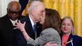 Wie auch mit seinem demokratischen Vorgänger, pflegt Nancy Pelosi mit Präsident Joe Biden eine enge Partnerschaft. Das Duo verbindet nach der Wahl 2020 ihre Sorge um die Demokratie und das Bestreben, überparteiliche Kompromisse zu schließen. Nach ihrer Abschiedsrede bezeichnet Biden Pelosi als "die wichtigste Vorsitzende des Repräsentantenhauses der Geschichte". Als erste Frau an der Spitze der Kongresskammer habe sie Geschichte geschrieben und sich stets als "entschiedene Verteidigerin der Demokratie" verdient gemacht. 