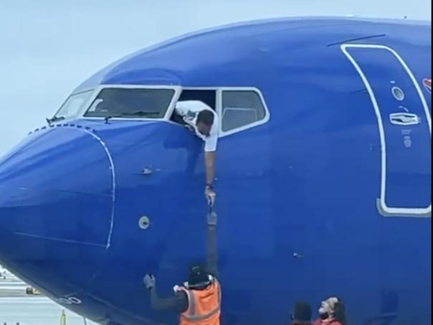 southwest-airlines-pilot-lehnt-sich-aus-cockpit-um-handy-zu-fangen-stern-de
