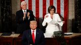 Es ist ein Bild für die Geschichte: Kurz nachdem Donald Trump seine letzte Rede zur Nation gehalten hat, zerreißt Nancy Pelosi, die ganz in weiß gekleidet hinter ihm steht, demonstrativ das Manuskript und wirft die Schnipsel auf das Rednerpult. Auf die Szene angesprochen erklärt Pelosi später, dass es noch das "Höflichste" war. "Es war das Höflichste, was man tun konnte in Anbetracht der Alternative", so Pelosi. "Es war eine so schmutzige Rede."