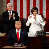 Es ist ein Bild für die Geschichte: Kurz nachdem Donald Trump seine letzte Rede zur Nation gehalten hat, zerreißt Nancy Pelosi, die ganz in weiß gekleidet hinter ihm steht, demonstrativ das Manuskript und wirft die Schnipsel auf das Rednerpult. Auf die Szene angesprochen erklärt Pelosi später, dass es noch das "Höflichste" war. "Es war das Höflichste, was man tun konnte in Anbetracht der Alternative", so Pelosi. "Es war eine so schmutzige Rede."
