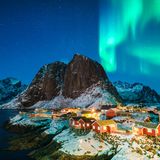 Ein kleines Fischerdorf auf den norwegischen Lofoten unser Sternenhimmel und Nordlichtern.