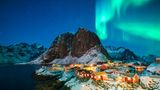 Ein kleines Fischerdorf auf den norwegischen Lofoten unser Sternenhimmel und Nordlichtern.