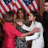Immer wieder liefert sich Nancy Pelosi in ihrer Zeit als Anführerin der demokratischen Fraktion Reibereien mit Links. Vielen jungen, progressiven Demokraten, wie der New Yorker Abgeordneten Alexandria Ocasio-Cortez (bekannt als AOC) und ihrer "Squad", ist die Taktiererin zu pragmatisch. Sie drängen Pelosi ideologische Positionen aggressiver voranzutreiben und stellen nicht nur einmal die Wirksamkeit der rüstigen Sprecherin infrage. Dass sie Pelosi dennoch stets respektiert hat, unterstreicht AOC nach deren Rücktritt, indem sie die erste Madam Speaker als "wichtiges Vorbild für sich selbst und andere junge Frauen, die in der Politik arbeiten wollen" würdigt.