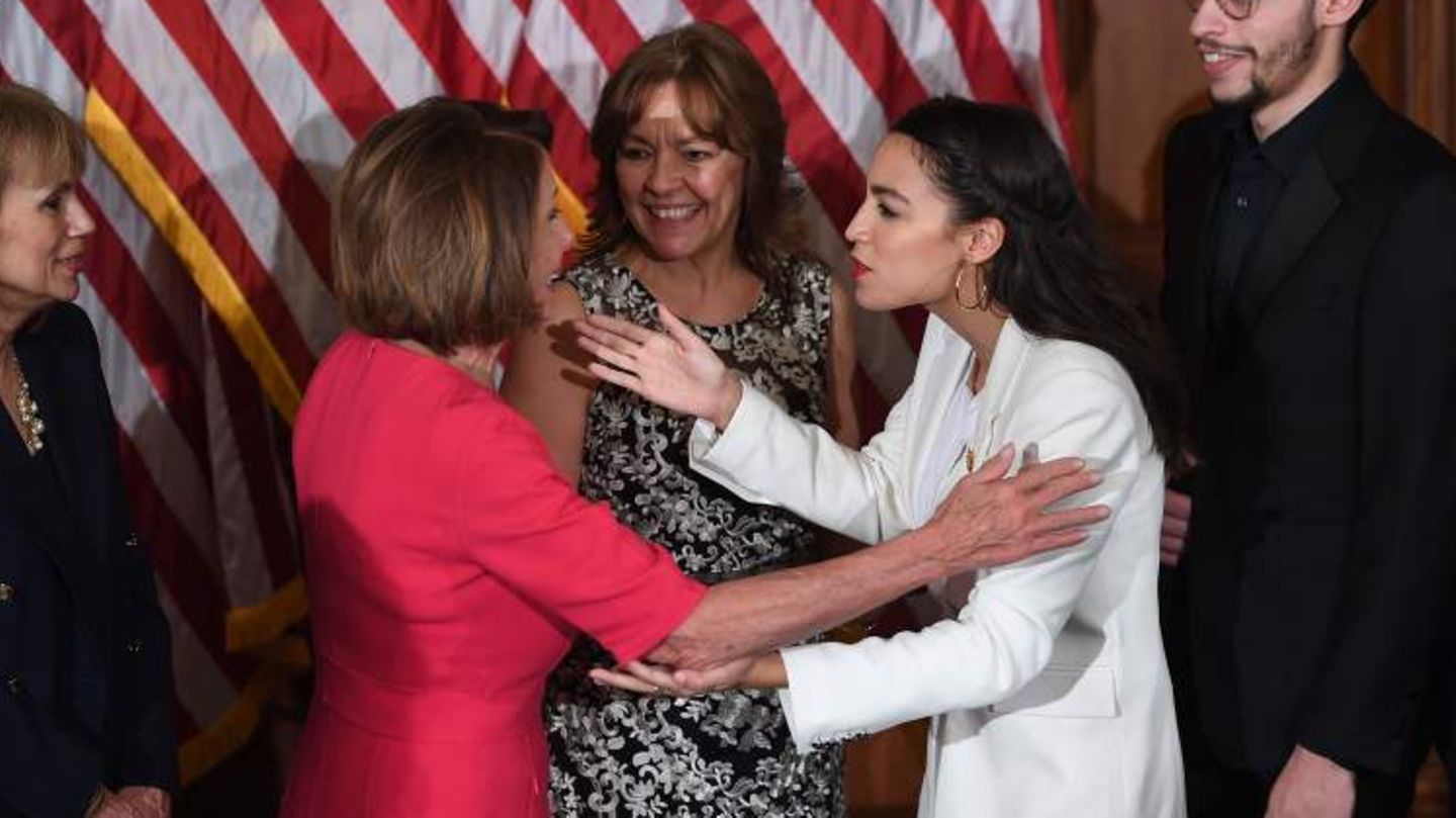 Spannungen mit Links Immer wieder liefert sich Nancy Pelosi in ihrer Zeit als Anführerin der demokratischen Fraktion Reibereien mit Links. Vielen jungen, progressiven Demokraten, wie der New Yorker Abgeordneten Alexandria Ocasio-Cortez (bekannt als AOC) und ihrer "Squad", ist die Taktiererin zu pragmatisch. Sie drängen Pelosi ideologische Positionen aggressiver voranzutreiben und stellen nicht nur einmal die Wirksamkeit der rüstigen Sprecherin infrage. Dass sie Pelosi dennoch stets respektiert hat, unterstreicht AOC nach deren Rücktritt, indem sie die erste Madam Speaker als "wichtiges Vorbild für sich selbst und andere junge Frauen, die in der Politik arbeiten wollen" würdigt.