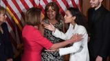 Immer wieder liefert sich Nancy Pelosi in ihrer Zeit als Anführerin der demokratischen Fraktion Reibereien mit Links. Vielen jungen, progressiven Demokraten, wie der New Yorker Abgeordneten Alexandria Ocasio-Cortez (bekannt als AOC) und ihrer "Squad", ist die Taktiererin zu pragmatisch. Sie drängen Pelosi ideologische Positionen aggressiver voranzutreiben und stellen nicht nur einmal die Wirksamkeit der rüstigen Sprecherin infrage. Dass sie Pelosi dennoch stets respektiert hat, unterstreicht AOC nach deren Rücktritt, indem sie die erste Madam Speaker als "wichtiges Vorbild für sich selbst und andere junge Frauen, die in der Politik arbeiten wollen" würdigt.