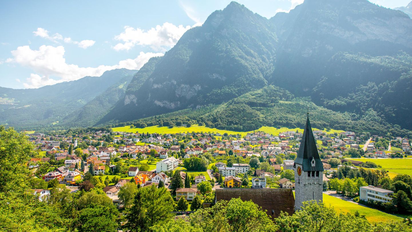 Blick auf die Saint Nikolaus Kirche in Balzers Village in Liechtenstein. Blick auf die Saint Nikolaus Kirche in Balzers Village in Liechtenstein.