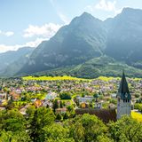 Blick auf die Saint Nikolaus Kirche in Balzers Village in Liechtenstein.