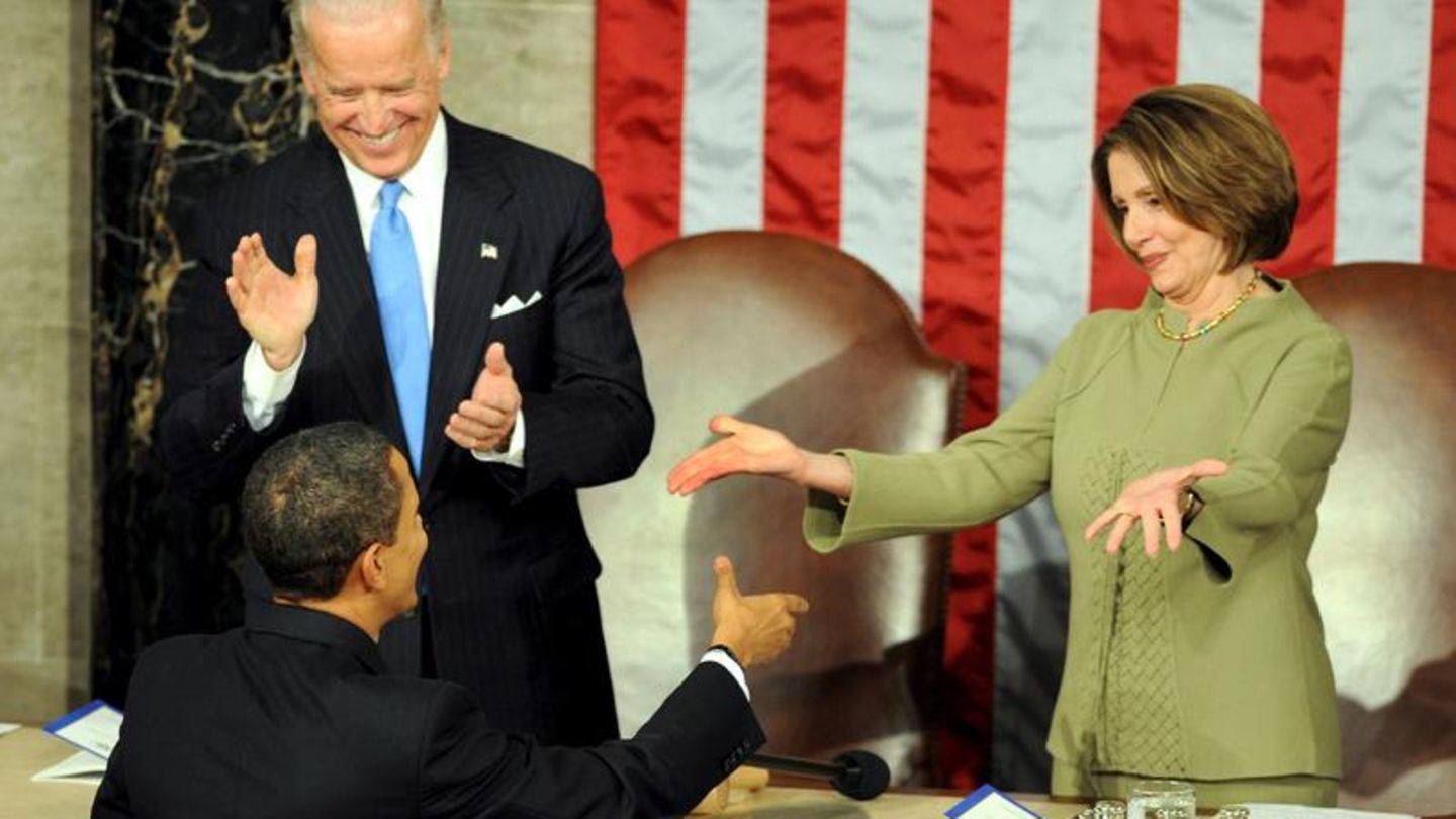 Enge Beziehung mit Obama Nancy Pelosi und Ex-Präsident Barack Obama (v. links) verbindet eine lange Zusammenarbeit und enge Freundschaft. In seinen ersten zwei Jahren im Weißen Haus hält Pelosi ihm als Sprecherin im Abgeordnetenhaus den Rücken frei. Ohne den unermüdlichen Einsatz der Demokratin wäre die Gesundheitsreform "Obamacare" wohl kaum zustande gekommen. Pelosi werde als "eine der erfolgreichsten Politikerinnen Amerikas" in die Geschichte eingehen, würdigt Obama sie nach ihrem Rücktritt.