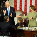 Nancy Pelosi und Ex-Präsident Barack Obama (v. links) verbindet eine lange Zusammenarbeit und enge Freundschaft. In seinen ersten zwei Jahren im Weißen Haus hält Pelosi ihm als Sprecherin im Abgeordnetenhaus den Rücken frei. Ohne den unermüdlichen Einsatz der Demokratin wäre die Gesundheitsreform "Obamacare" wohl kaum zustande gekommen. Pelosi werde als "eine der erfolgreichsten Politikerinnen Amerikas" in die Geschichte eingehen, würdigt Obama sie nach ihrem Rücktritt.