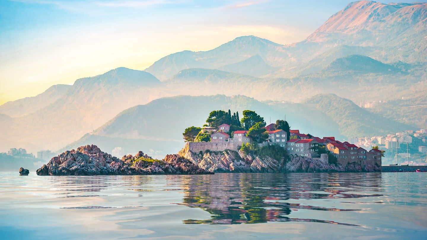 Blick auf einen Bergsee und ein kleines Dorf in Montenegro