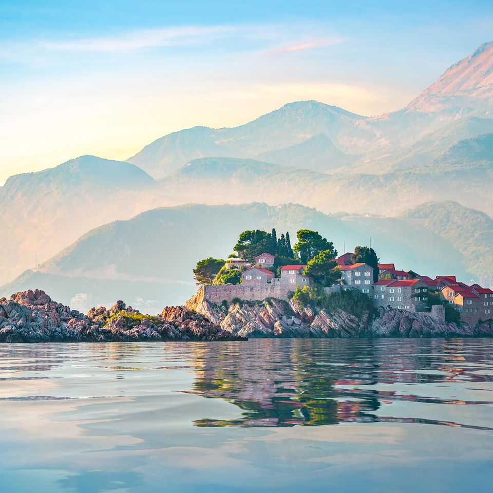 Blick auf einen Bergsee und ein kleines Dorf in Montenegro