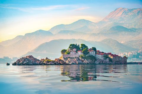 Blick auf einen Bergsee und ein kleines Dorf in Montenegro