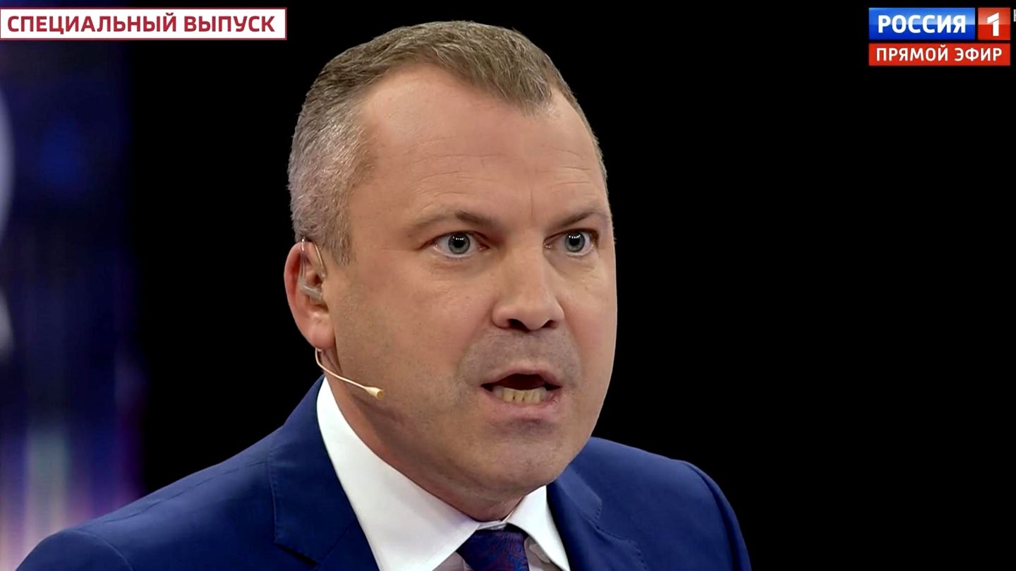 Russia: Propagandist loses his nerve in live broadcast